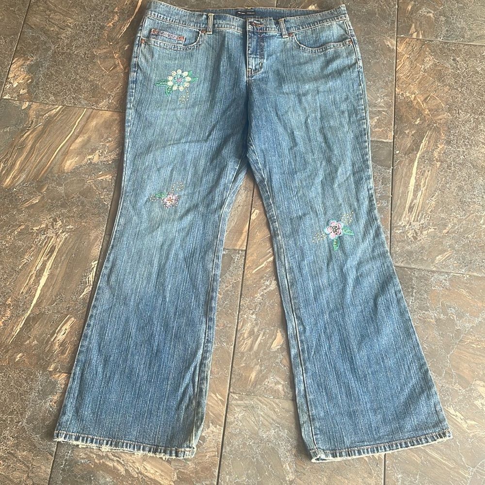 NWT New York & Company Flared Jeans- Super cute flower embroidery. Size 18